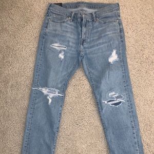Men’s ripped light wash jeans